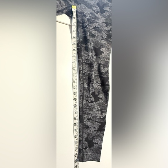 Gymshark Camo Seamless Leggings - Black - Picture 8 of 9
